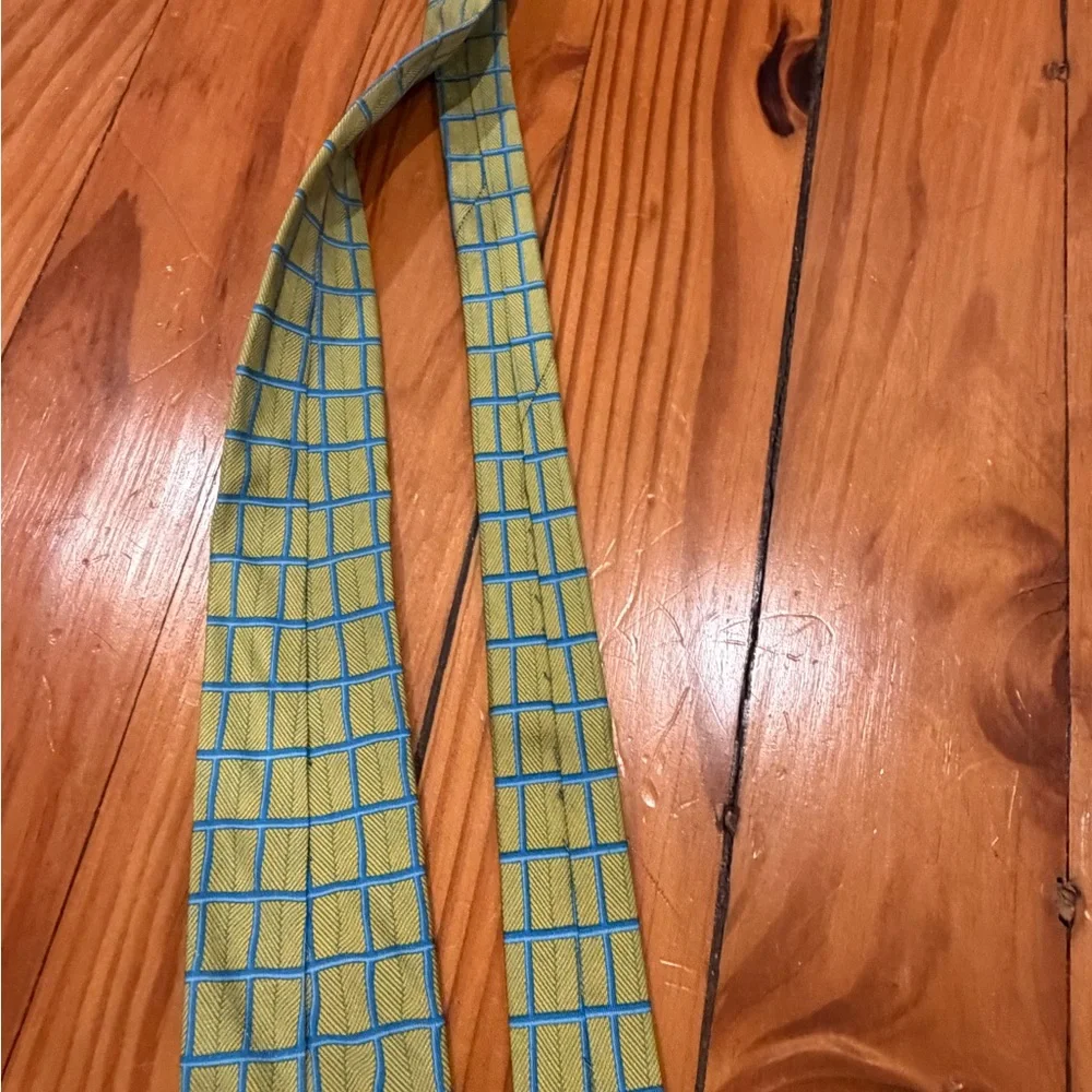 Mens 100% authentic hermes tie! Bundle on all for a deal! NWOT